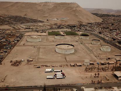 Vista aérea del lugar donde se encuentra el material tóxico en una zona conocida como "Sitio F", situada a 200 metros de Sica Sica, el 19 de enero de 2023 en Arica (Chile).