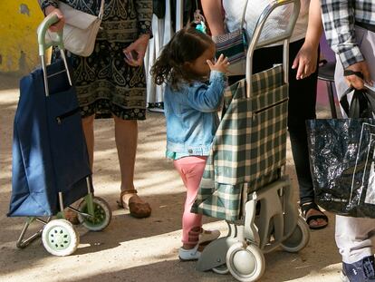 Reparto de alimentos en Aluche (Madrid).