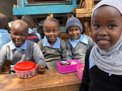 Niños en una escuela de Kenia reciben alimentos de Food for Education.