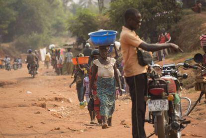 Mujeres portan cestos en Tshikapa, en la regi&oacute;n de Kasai, afectada por la violencia en Rep&uacute;blica Democr&aacute;tica del Congo. 
