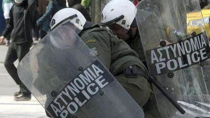 Policías antidisturbios durante la manifestación en contra los planes de austeridad en Atenas