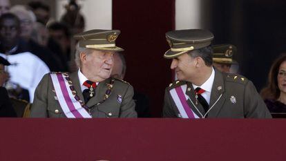 El Rey Juan Carlos conversa con el Pr&iacute;ncipe de Asturias en el Monasterio de San Lorenzo de El Escorial (Madrid).