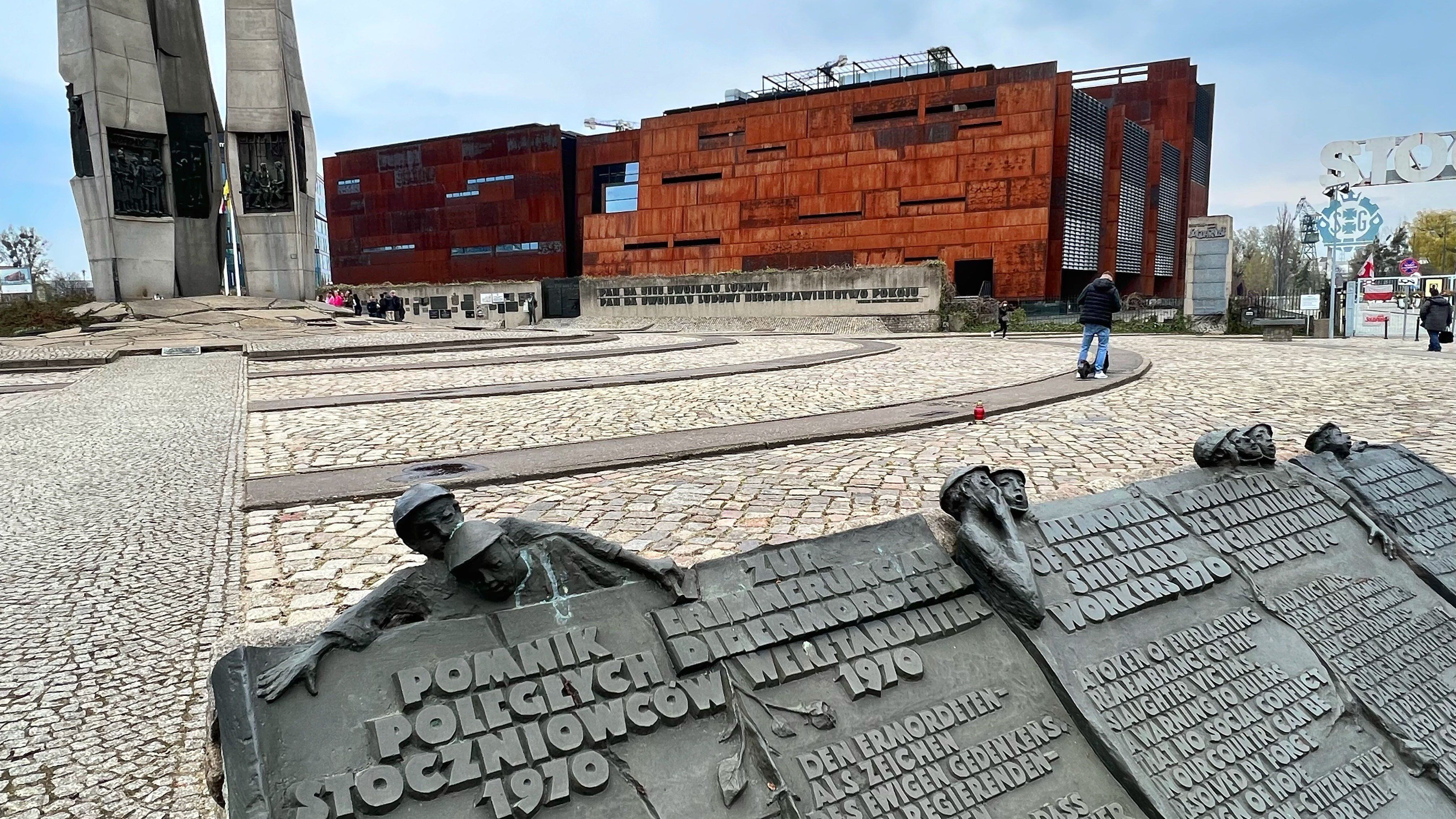 Centro Europeo de Solidarnosc, el moderno museo y centro de investigación construido en los solares del antiguo astillero de Gdansk.