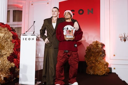 El actor y cantante Arón Piper entregó el premio ICON a Ozuna.