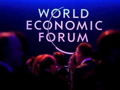 El logo del Foro Económico Mundial durante el encuentro celebrado en Davos en 2018.