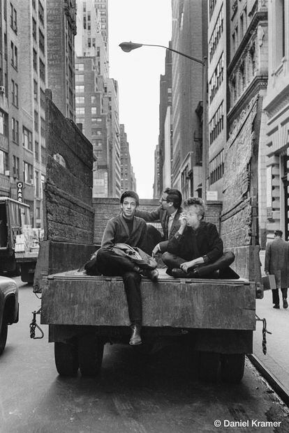 Bon Dylan en la Quinta Avenida de Nueva York junto con Peter Yarrown (de Peter, Paul and Mary) y el guitarrista John Hammond Jr.
