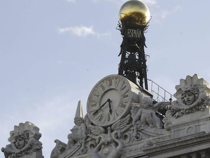 Reloj en la fachada de la sede del Banco de Espa&ntilde;a, en la Plaza de Cibeles en Madrid. EFE/Archivo