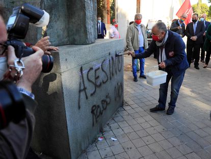 El secretario General de UGT, Pepe Álvarez, en la limpieza de la estatua de Francisco Largo Caballero.