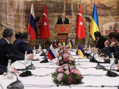 El presidente de Turquía, junto a los negociadores rusos y ucranianos, en las negociaciones de este 29 de marzo en Estambul