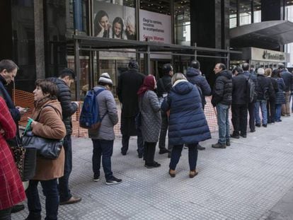 Cola ante una sucursal del banco Santander en Buenos Aires tras la restricción de compras de dólares.