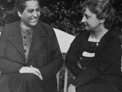 Gabriela Mistral (izquierda) junto a la escritora española María Luz Morales.
