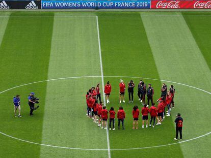 La selección española pisa por primera vez el cesped del Stade Oceane, sede del partido contra Sudáfrica en Deauville (Francia).