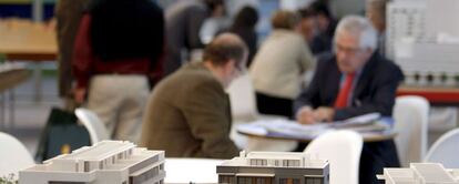 Varios agentes inmobiliarios negocian operaciones en el salón inmobiliario Meeting Point de Barcelona, el más importante del sector en España.