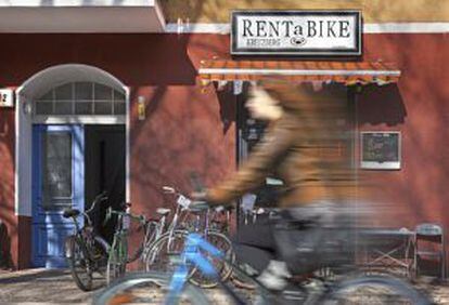 Tienda de bicis de alquiler Rent a Bike Kreuzberg, en la calle de Skalitzer, en Berlín.