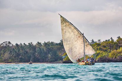 Un 'dhow', embarcación tradicional árabe, vuelve al puerto de la isla de Zanzíbar, en Tanzania.