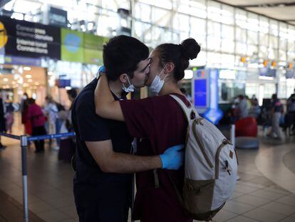 Una pareja se besa en el aeropuerto de Santiago de Chile.