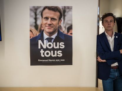 Un póster de Macron en la sede de su partido, Ensemble, en París, mientras simpatizantes y periodistas seguían el domingo el escrutinio de las elecciones legislativas.