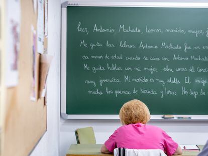 Rosario (con camiseta rosa), que está aprendiendo a escribir y a leer, en el Centro de Educación de Personas Adultas Entrevías, en Madrid.