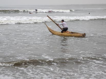 'Huevito', pescador de Huanchaco, entrando al mar en busca de las olas mejores para surfear con su caballito de totora.