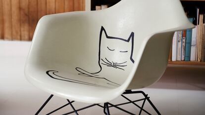 Butaca Eames Shell con gato de Saul Steinberg en la Casa Eames en Pacific Palisades (California).
