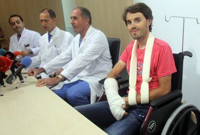 Samuel Sánchez junto a los médicos que le han atendido