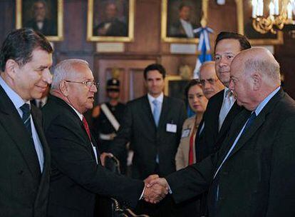 El presidente de 'facto' de Honduras, Roberto Micheletti, saluda al secretario general de la OEA, José Miguel Insulza