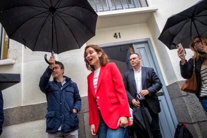 La presidenta de la Comunidad de Madrid, Isabel Díaz Ayuso, tras votar este domingo en un colegio del barrio de Chamberí, en Madrid. 