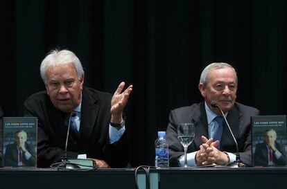 Felipe Gonzalez y Carlos Solchaga durante la presentaci&oacute;n del libro de este &uacute;ltimo, &#039;Las cosas como son&#039;, en el C&iacute;rculo de Bellas Artes.
 