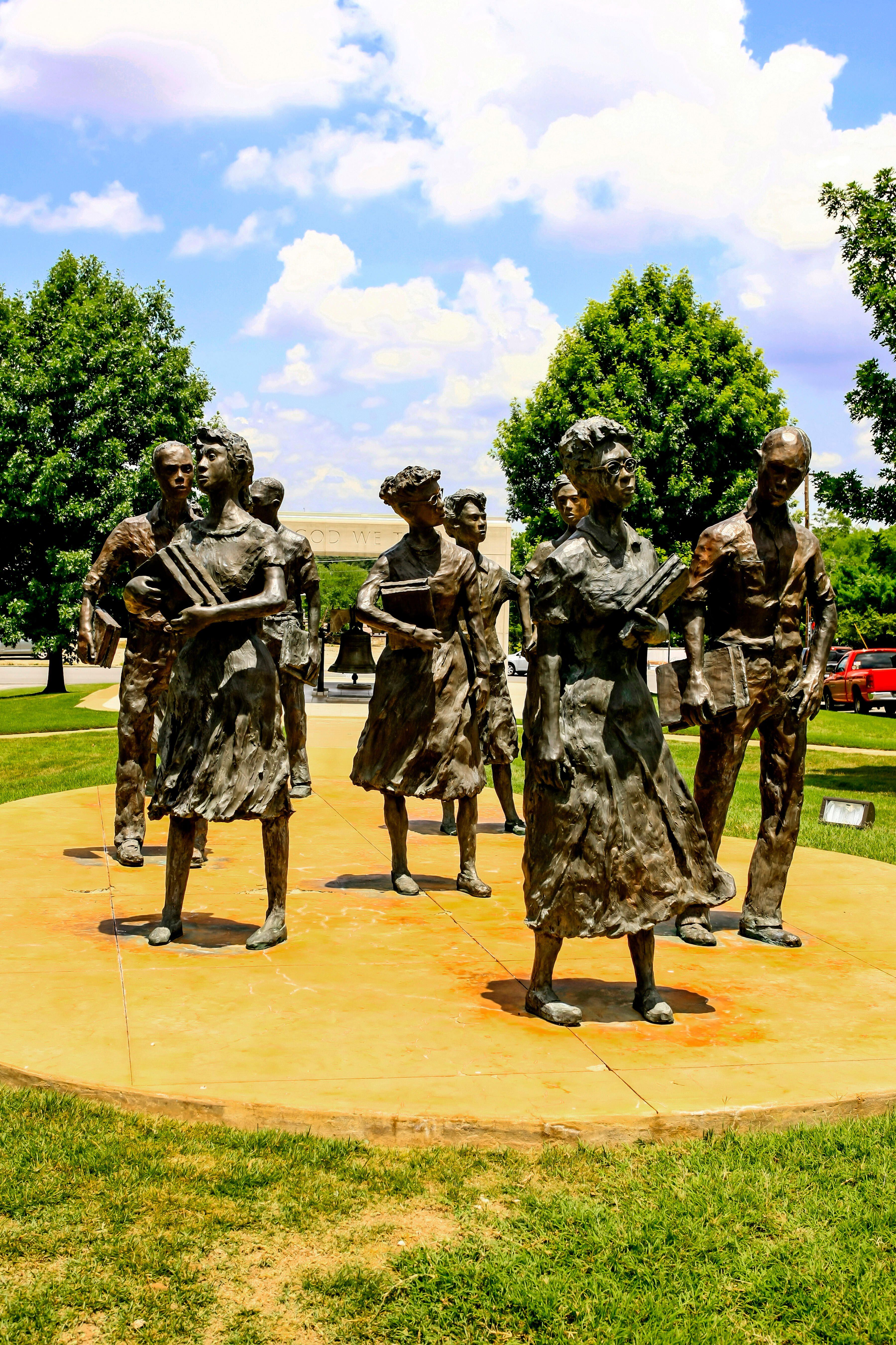 Monumento a los Nueve de Little Rock frente a la oficina del gobernador de Arkansas. 