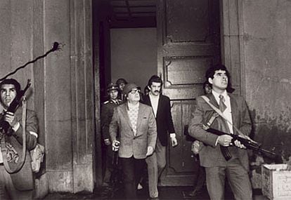 Las bombas del Ejército golpista caen sobre el Palacio de la Moneda, en Santiago de Chile, el 11 de septiembre de 1973.