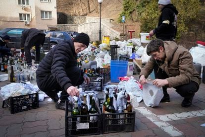 MIembros de la defensa civil preparan cócteles molotov en una calle de Kiev, este domingo.