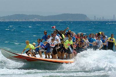 Un grupo de 47 personas batió el pasado sábado en la Gold Coast de Australia dos récords, el de utilización de la mayor tabla de surf y el de más personas sobre una de estas planchas de navegación.