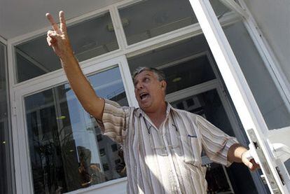 Ricardo González Alfonso, uno de los 11 disidentes cubanos excarcelados por el régimen castrista que han llegado a España, hace el gesto de la victoria tras leer un manifiesto hoy en un hotel madrileño.
