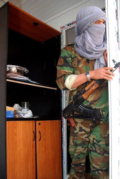 Un miliciano de las tropas rebeldes vigila desde su puesto de control en Dehiba, ciudad fronteriza entre Túnez y Libia.