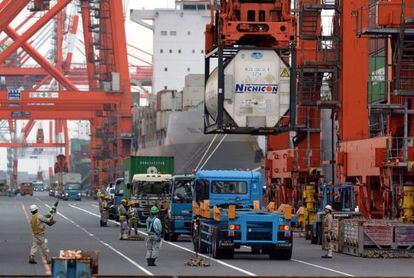 Tráfico de contenedores en el puerto de Tokio.