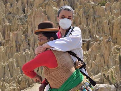 Lidia Mayta pone en práctica una técnica de escape con la una de las fundadoras del proyecto de Warmi Power, en el Valle de la Luna, Bolivia.