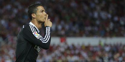 Ronaldo celebra uno de sus goles al Sevilla.