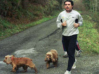 José María Aznar haciendo <i>footing</i> en Baqueira Beret un día de las navidades de 2000 en que la nieve era demasiado escasa para esquiar.