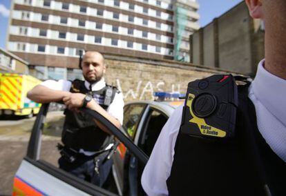 Dos agentes de la polic&iacute;a metropolitana de Londres muestran el pasado 6 de mayo las c&aacute;maras que llevar&aacute;n al hombro.