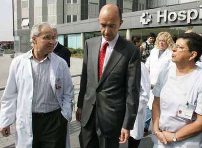 El consejero de Sanidad de la Comunidad de Madrid, Manuel Lamela, en una visita al hospital de La Paz.