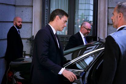 El presidente del Gobierno, Pedro Sánchez, a la salida del Congreso de los Diputados.