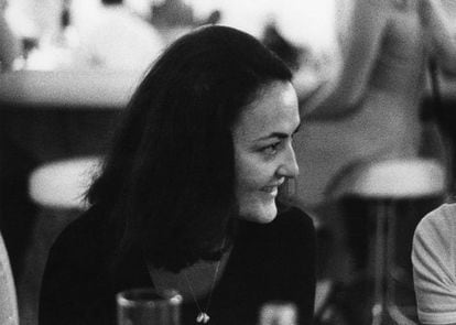 Cecilia Santo Domingo, esposa del arquitecto Alfonso Milá y cocreadora de la carta del Flash Flash (su gran aportación fueron las hamburguesas de receta americana), en 1970, dos años antes de morir repentina y trágicamente por un acccidente cardiovascular cuando solo tenía 36 años. |
