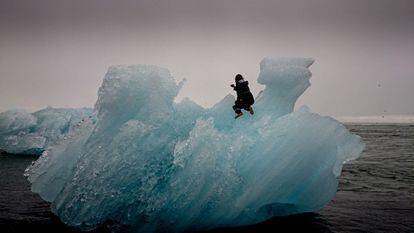 La imagen 'Fotógrafa sobre iceberg' nos llega desde el glaciar Vatnajökul en Islandia y su autor añade la siguiente descripción. "Foto del pasado mes de julio en Islandia, ¿refrescante verdad?"