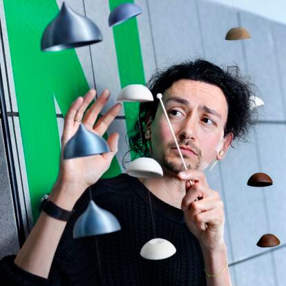Carlos Traginer, con campanas de su proyecto Hypate.