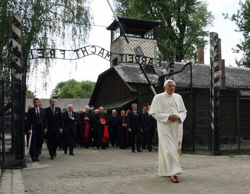 "¿Por qué, Señor, has tolerado esto?", se preguntaba el papa Benedicto XVI en su viaje, el 28 de mayo de 2006, al campo de concentración de Auschwitz (Polonia), el mayor de los construidos por los nazis. El pueblo alemán, dijo, fue engañado "por un grupo de criminales que logró el poder mediante promesas mentirosas, que hablaban de un futuro de grandeza, de recuperación del honor de la razón y de su importancia". En la imagen, el Papa atraviesa la entrada al campo, bajo el tristemente famoso lema: "El trabajo os hará libres".