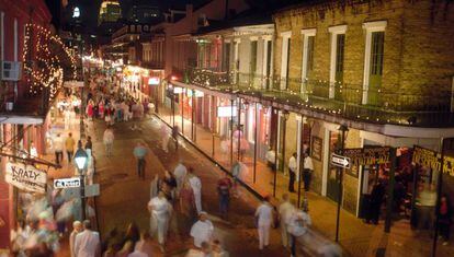 Una de las calles principales del barrio francés de Nueva Orleans.