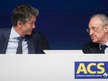 El consejero delegado deACS, Juan Santamaría y el presidente del grupo, Florentino Pérez, en la junta de accionistas 2023.