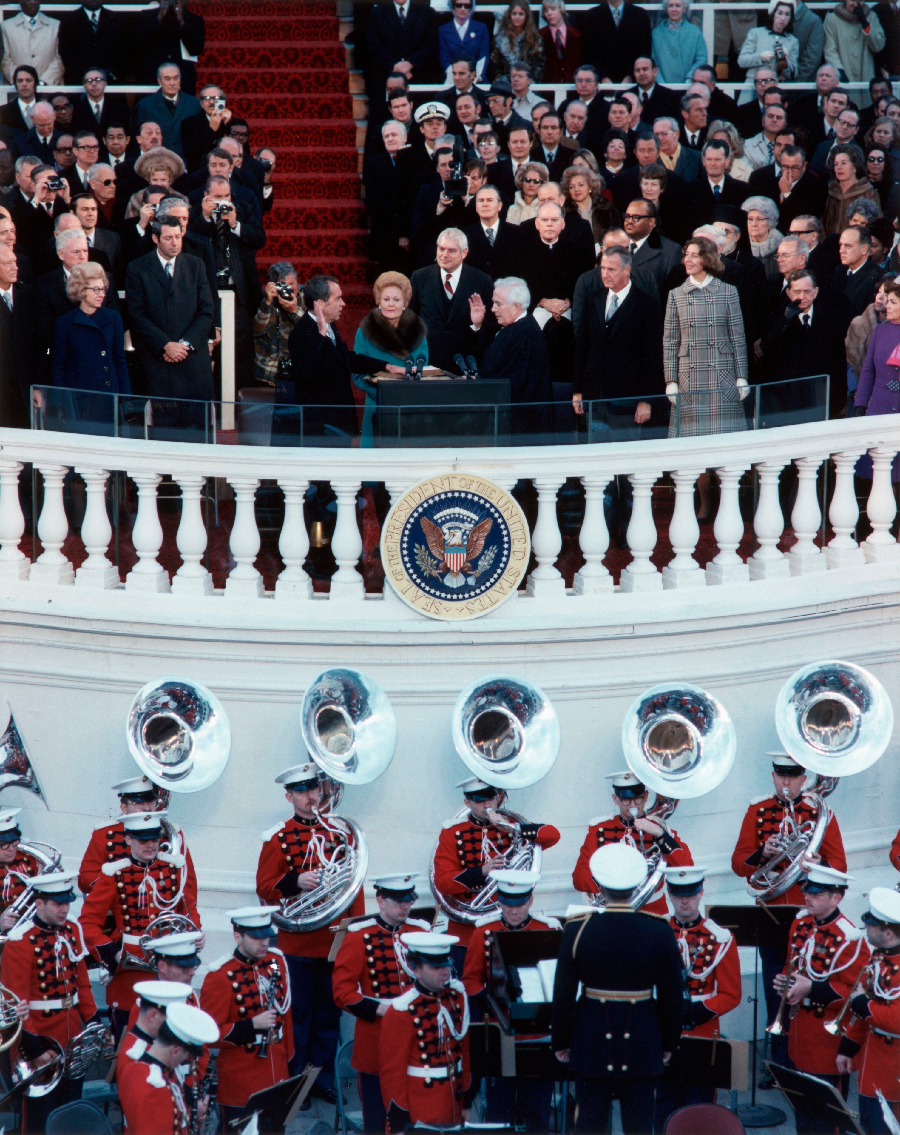El presidente Richard Nixon jura su cargo, con su esposa Pat a su lado, en la ceremonia inaugural de su presidencia, en enero de 1973 en Washington.