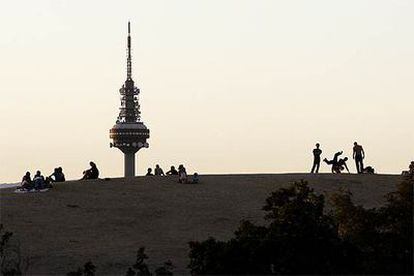 21.29. Atardecer en el parque de <b>las Tetas</b>, en Vallecas. Al fondo, el <i>Pirulí</i> surge solitario en el horizonte.