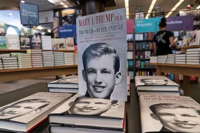 Pilas del libro sobre Donald Trump en una librería de Nueva York en julio.